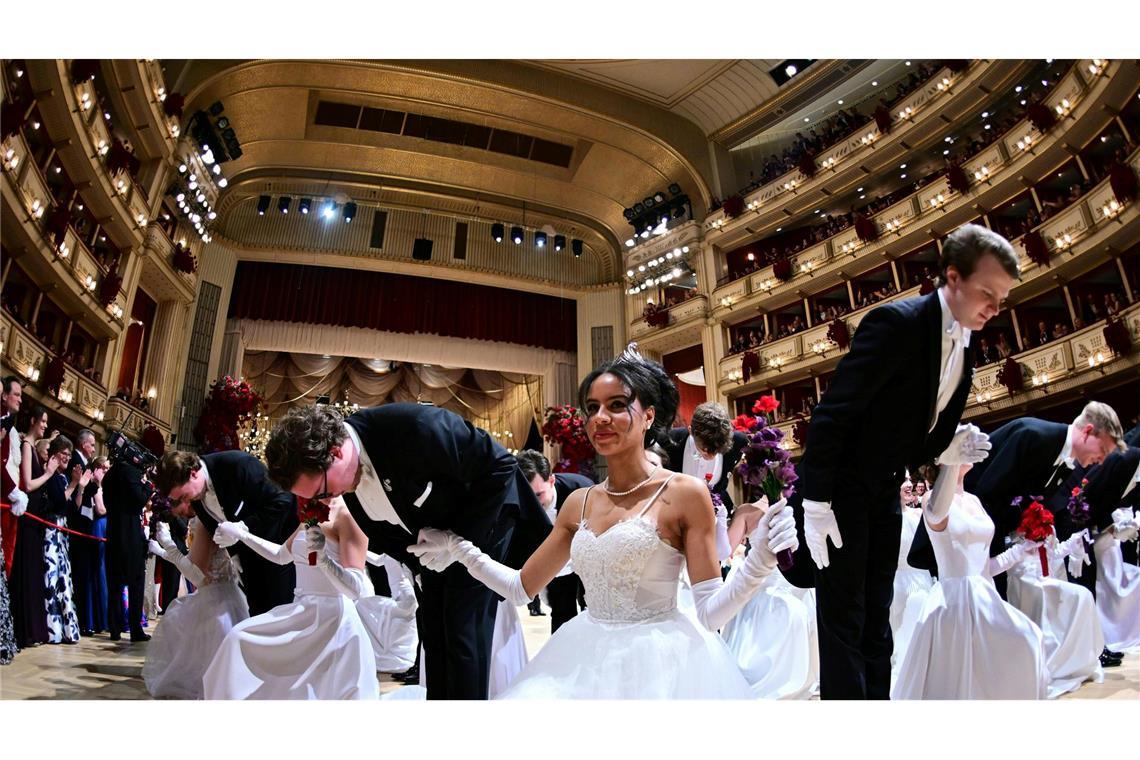 Debütantenpaare betreten den Saal während der Eröffnung des 68. Wiener Opernballs.