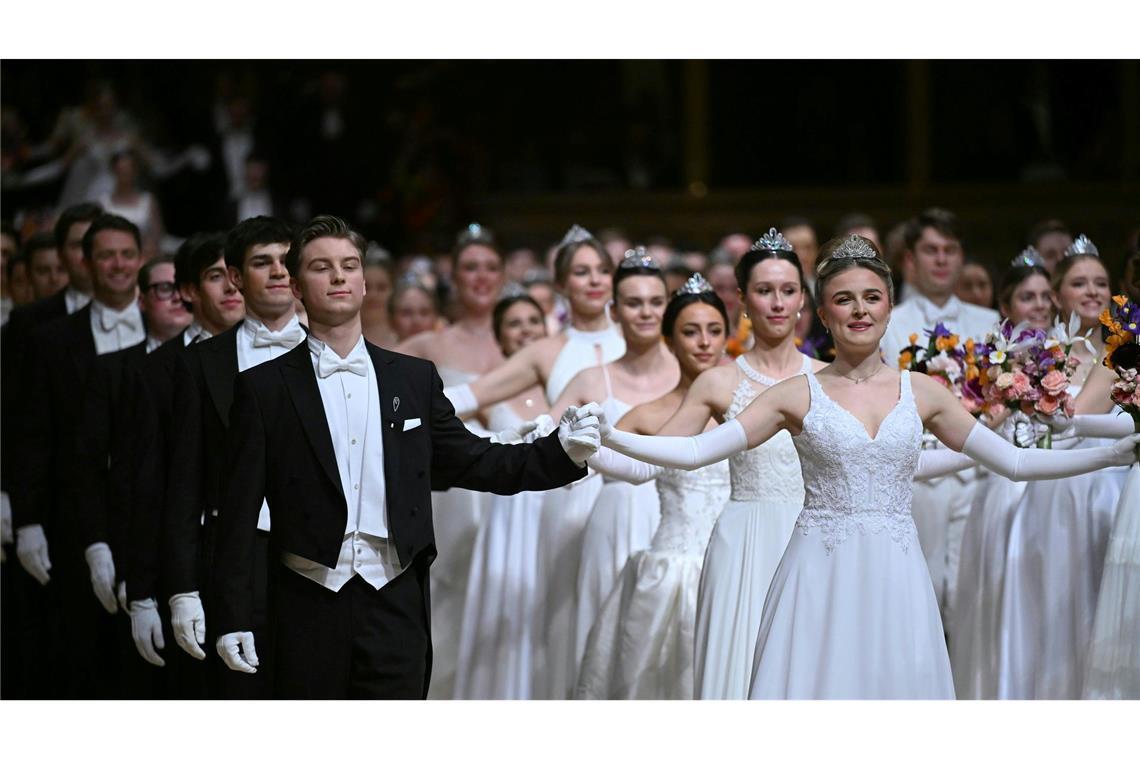 Bilder des Tages Debütantenpaare während der Eröffnung des Opernballs in der Wiener Staatsoper.