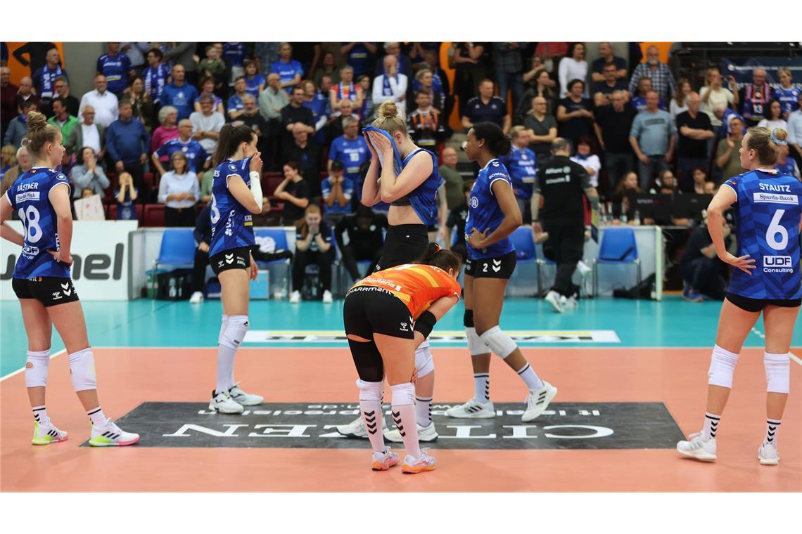 Die emotionalen Bilder eines traurigen Volleyball-Abends Dei Reaktion nach dem letzten Ballwechsel