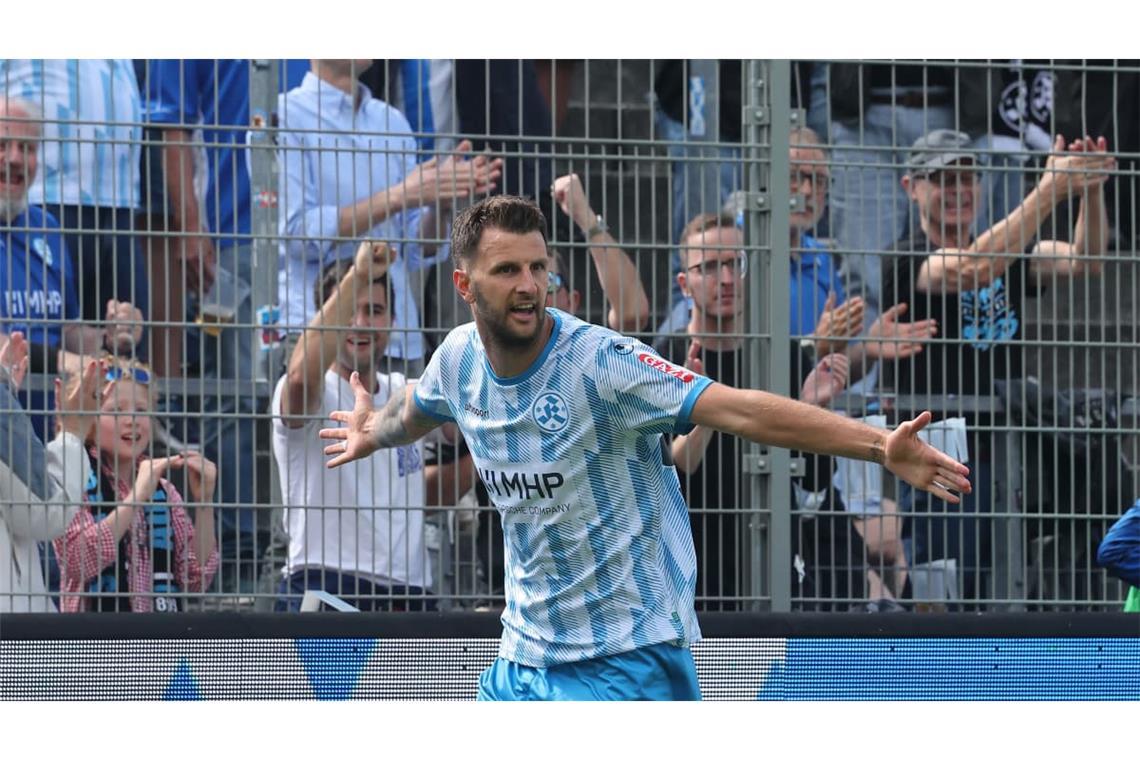 Dejan Bozic bejubelt das 2:1 für die Kickers.