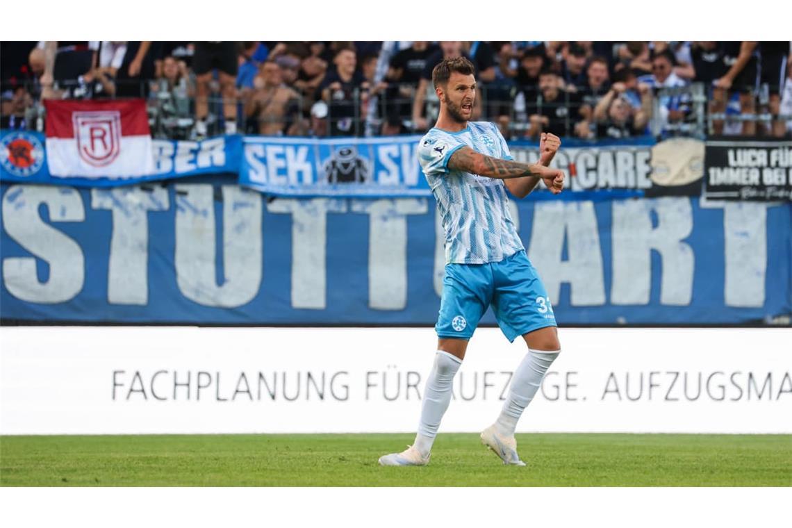 Dejan Bozic jubelt über sein Tor im Auftaktspiel gegen den SSV Ulm 1846&nbsp;– inzwischen hat der Stürmer vier Saisontreffer auf seinem Konto.