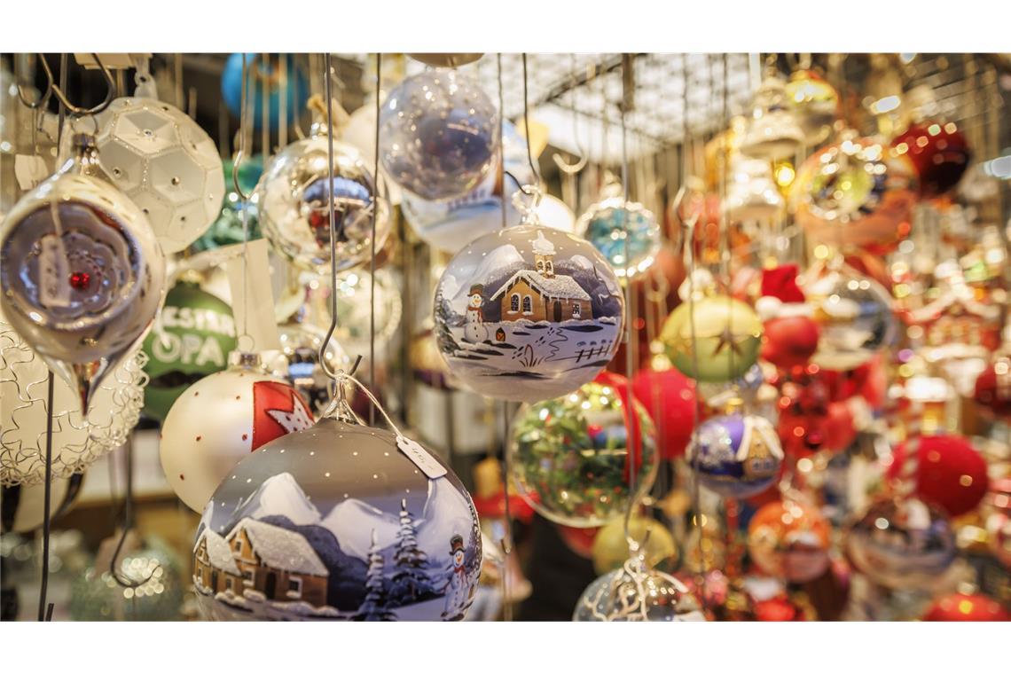 Weihnachtsgeschäft beginnt nur schleppend Dekokugeln auf einem Weihnachtsmarkt: Die Händler hoffen auf gute Geschäfte in diesem Jahr. (Symbolbild)