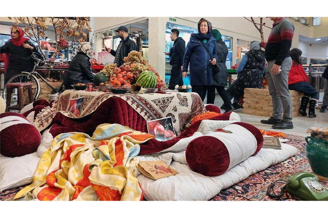 Millionen feiern persische Jalda-Nacht Dekoration in einem Einkaufszentrum in Teheran vor der Jalda-Nacht.