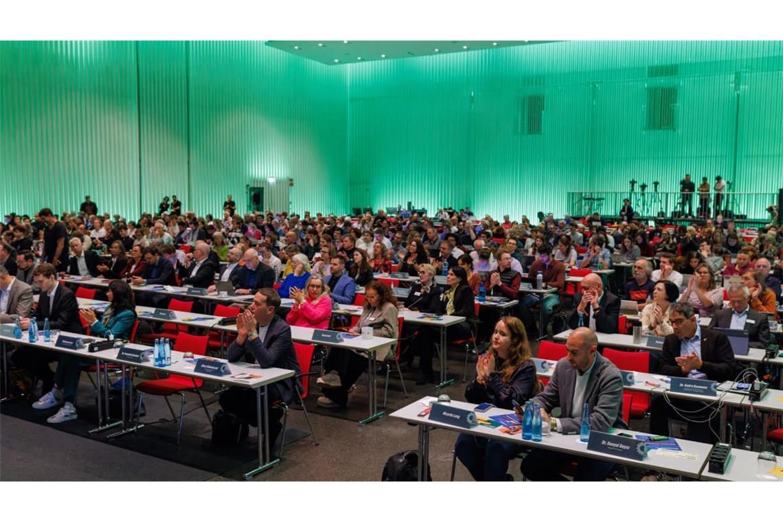 Delegierte verfolgen die Landesdelegiertenkonferenz der Grünen Baden-Württemberg in der Oberrheinhalle. Der Landesverband von Bündnis 90/Die Grünen Baden-Württemberg trifft sich unter dem Motto „Made in Baden-Württemberg“.