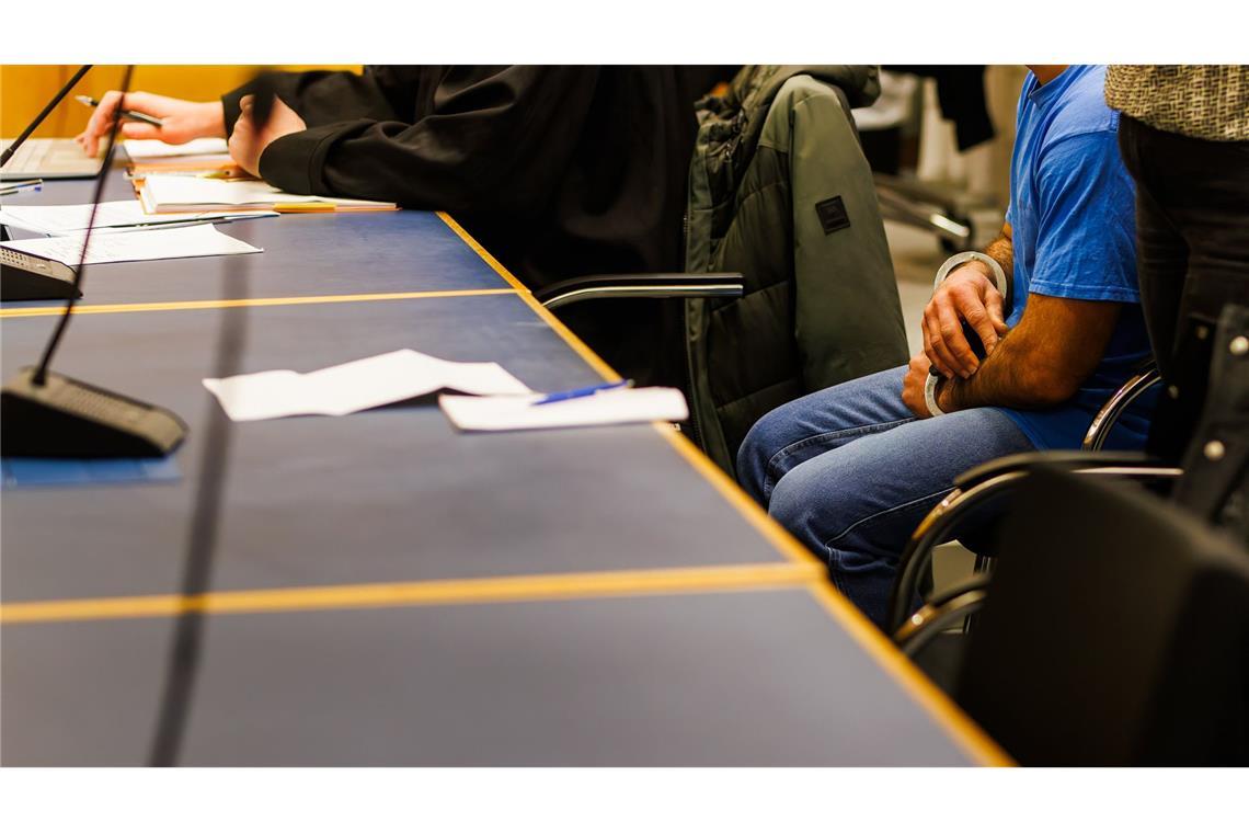 Mit Hähnchenschenkel zugeschlagen? 42-Jähriger vor Gericht Dem Angeklagten wird Körperverletzung, gefährliche Körperverletzung und schwere Körperverletzung vorgeworfen