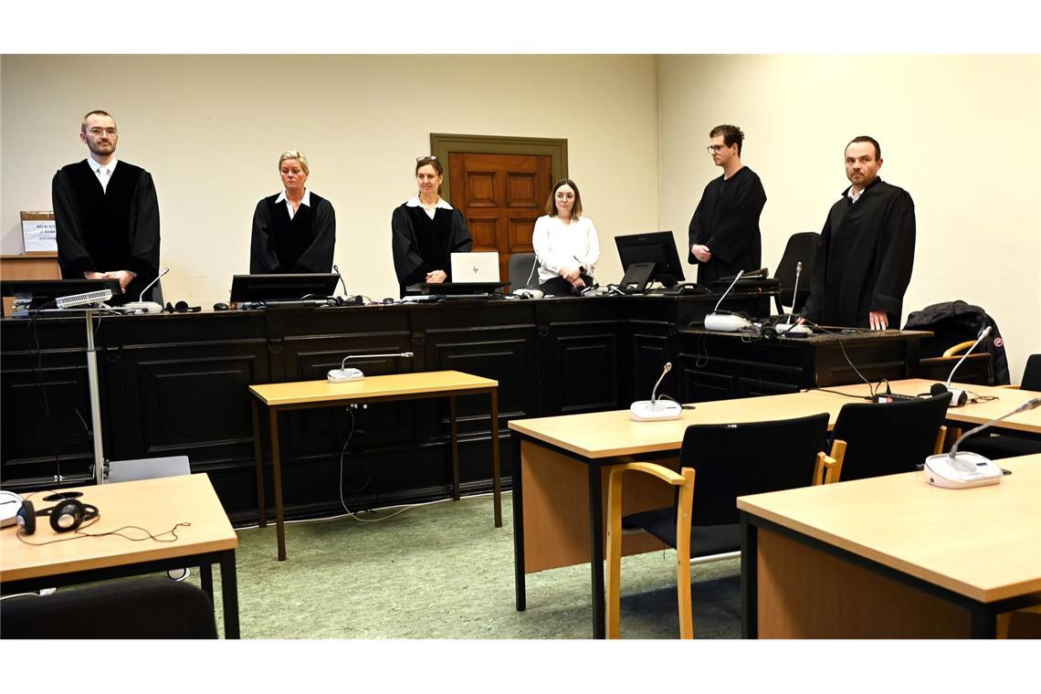 Mann droht nach EM-Spiel mit Hammer - Geständnis vor Gericht Dem Beschuldigten droht nach Angriffen mit einem Hammer die dauerhafte Unterbringung in einer Psychiatrie.