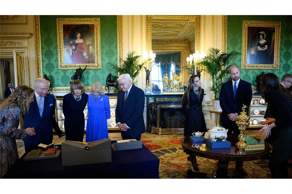 Dem Bundespräsidenten und seiner Frau wurden Objekte aus der Königlichen Sammlung präsentiert.
