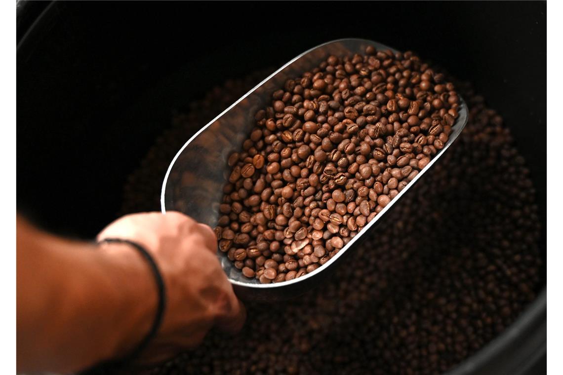 Warum ist Kaffee derzeit so teuer? Dem Statistischen Bundesamt zufolge sind die Einfuhrpreise für nicht geröstete Kaffeebohnen derzeit gut 53 Prozent höher im vergangenen Jahr. Die Einfuhrpreise für Kaffee, entkoffeiniert oder geröstet, kletterten um 35,8 Prozent.