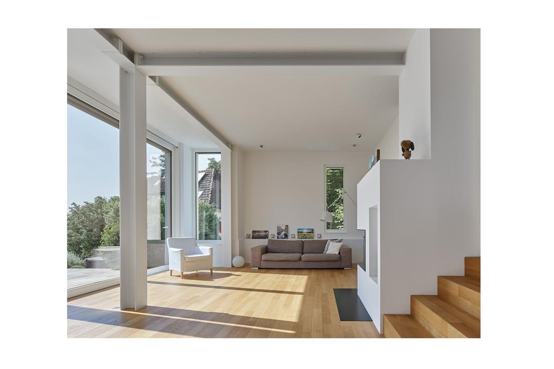7 der besten Ideen für Wohnzimmer in Stuttgarter Architektenhäusern Dem Stuttgarter Architekten Thilo Holzer gelang das Kunststück, in einem verschachtelten Altbauhaus Räume so zu öffnen, dass die Familie im Wohnzimmer einen Blick auf das Essbereich hat und . . .