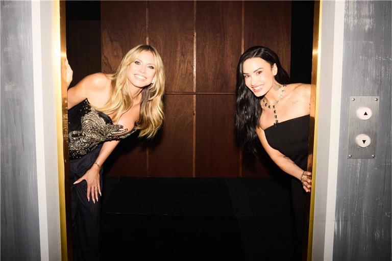 Demi Lovato (rechts) zu Gast bei Heidi Klum (links).