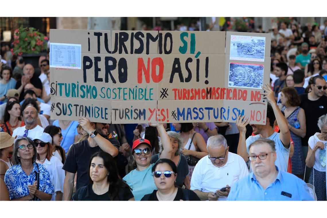 Balearen planen Maßnahmen zur Eindämmung Demo gegen Massentourismus auf Mallorca