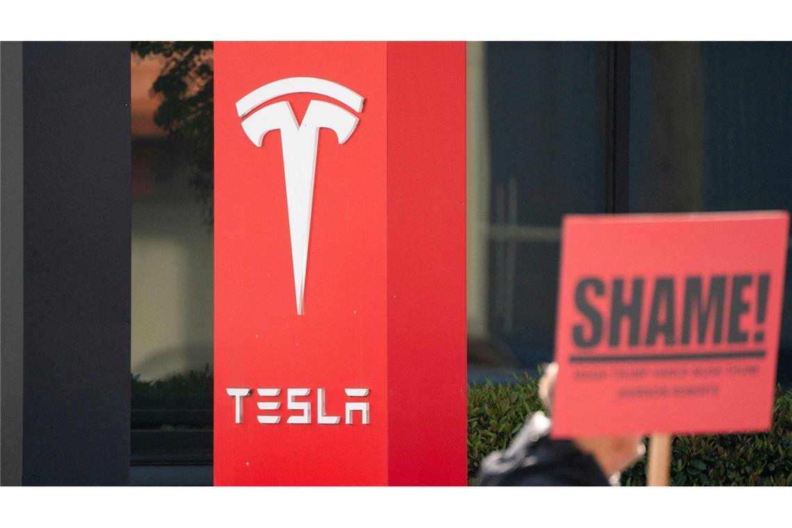 Tesla meldet massiven Gewinneinbruch Demo in Seattle: Immer wieder kommt es zu Protesten gegen Tesla und Firmenchef Elon Musk.