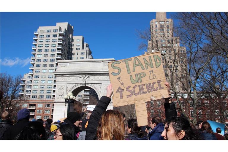 Demo von Wissenschaftlern gegen Kürzungen.