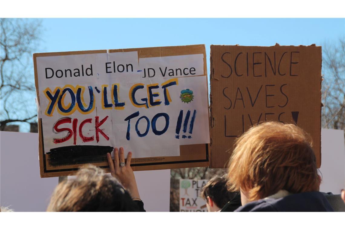 "Rettet die Wissenschaft": US-Proteste gegen Trumps Politik Demo von Wissenschaftlern gegen Kürzungen.