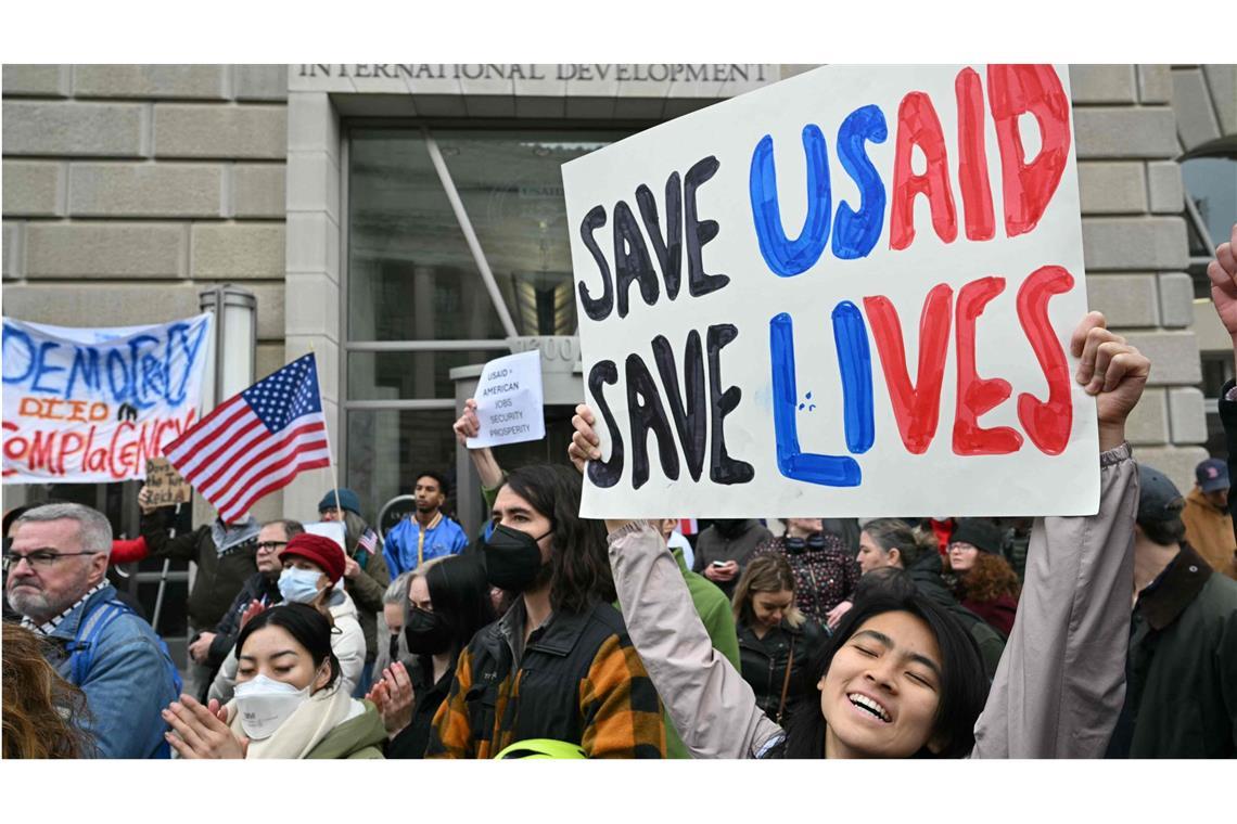 Trump reißt Entwicklungshilfe ab Demonstranten außerhalb des Sitzes der Behörde USAID