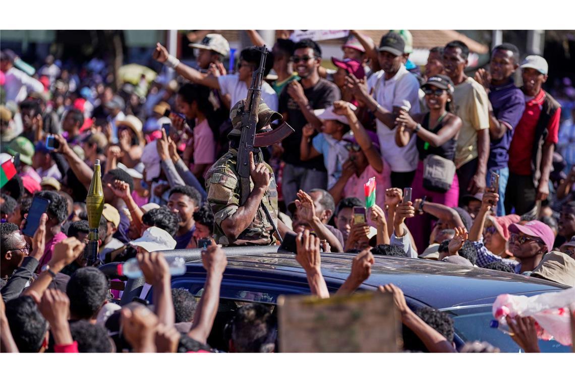 Militär übernimmt Macht in Madagaskar Demonstranten bejubeln Angehörige des Militärs auf Madagaskar, als diese den Sturz des Präsidenten ankündigen.