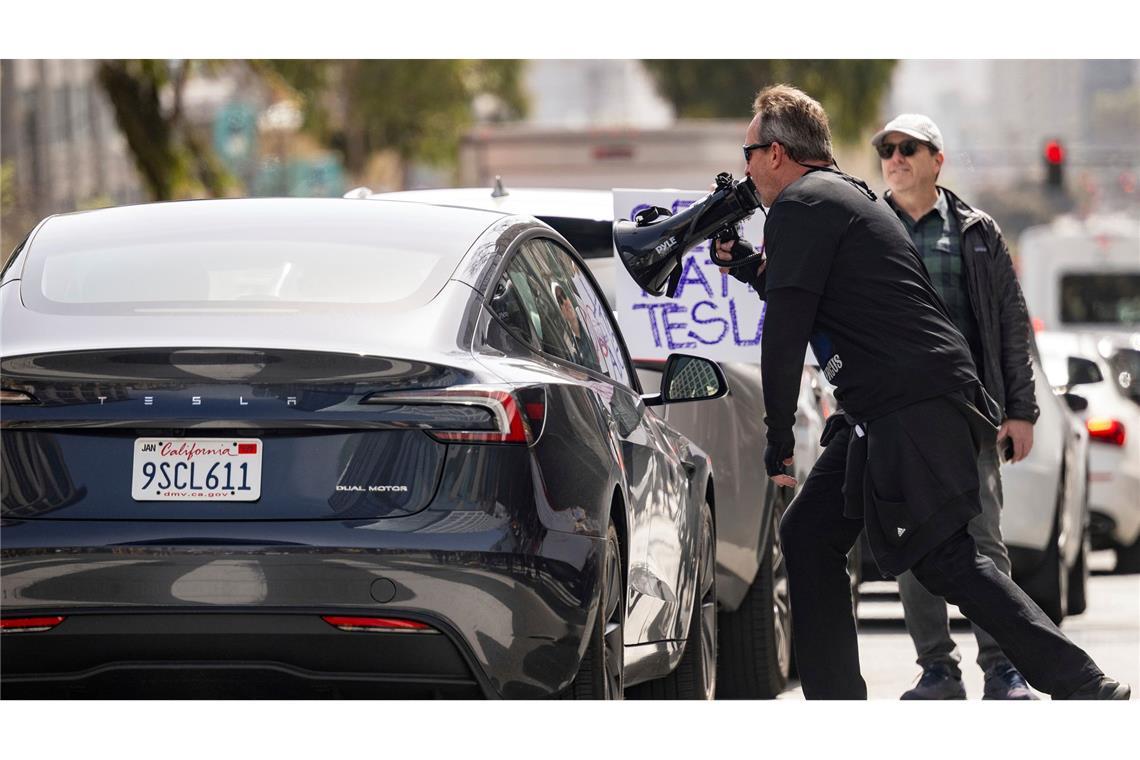 Bilder des Tages Demonstranten belästigen einen Tesla-Fahrer während einer Kundgebung vor einem Tesla-Händler in San Francisco.