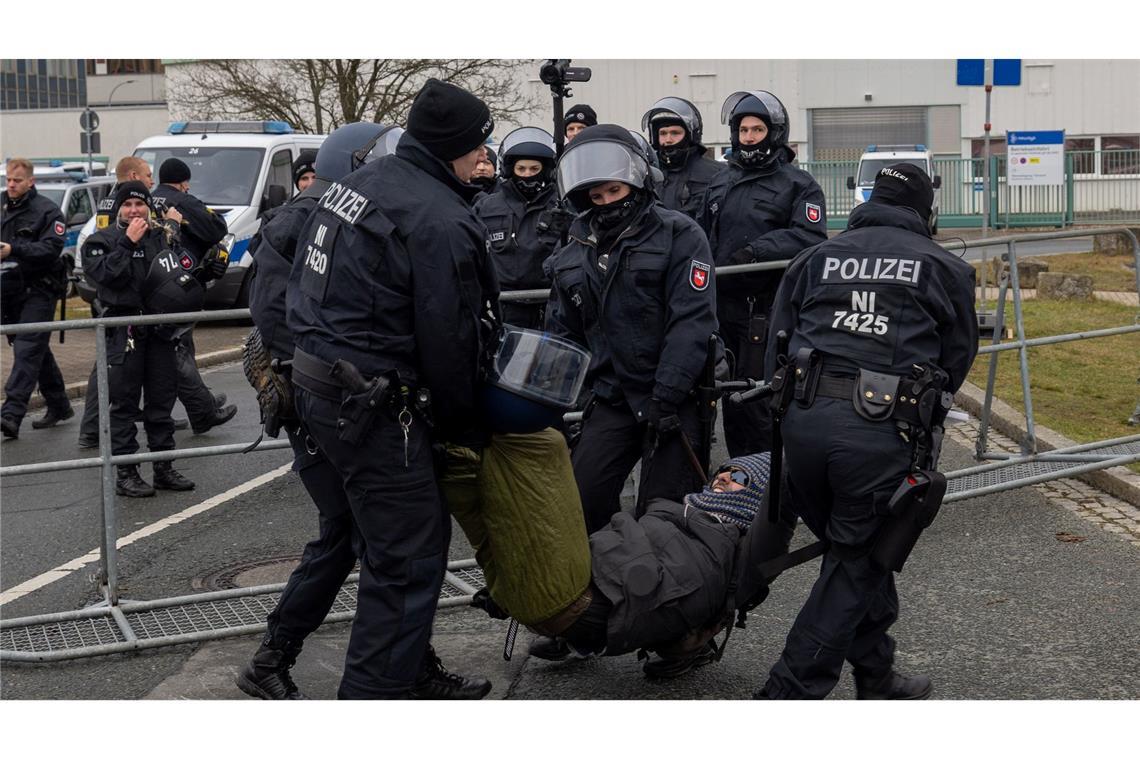 AfD will Wehrpflicht und keine Kopftücher in der Schule Demonstranten, die mit Blockaden versuchten, den Parteitag der AfD in Riesa zu stören, wurden teilweise von Polizisten weggetragen.