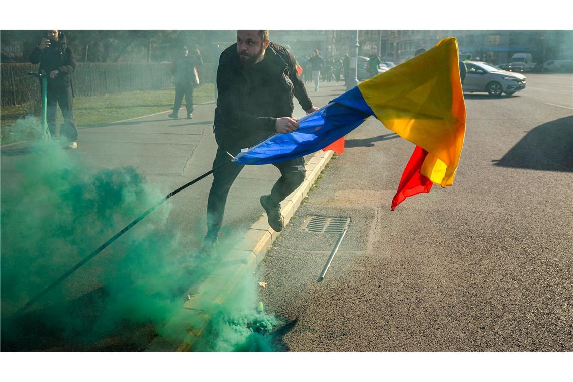 Bilder des Tages Demonstranten durchbrechen Polizeikette vor Regierungssitz in Bukarest.