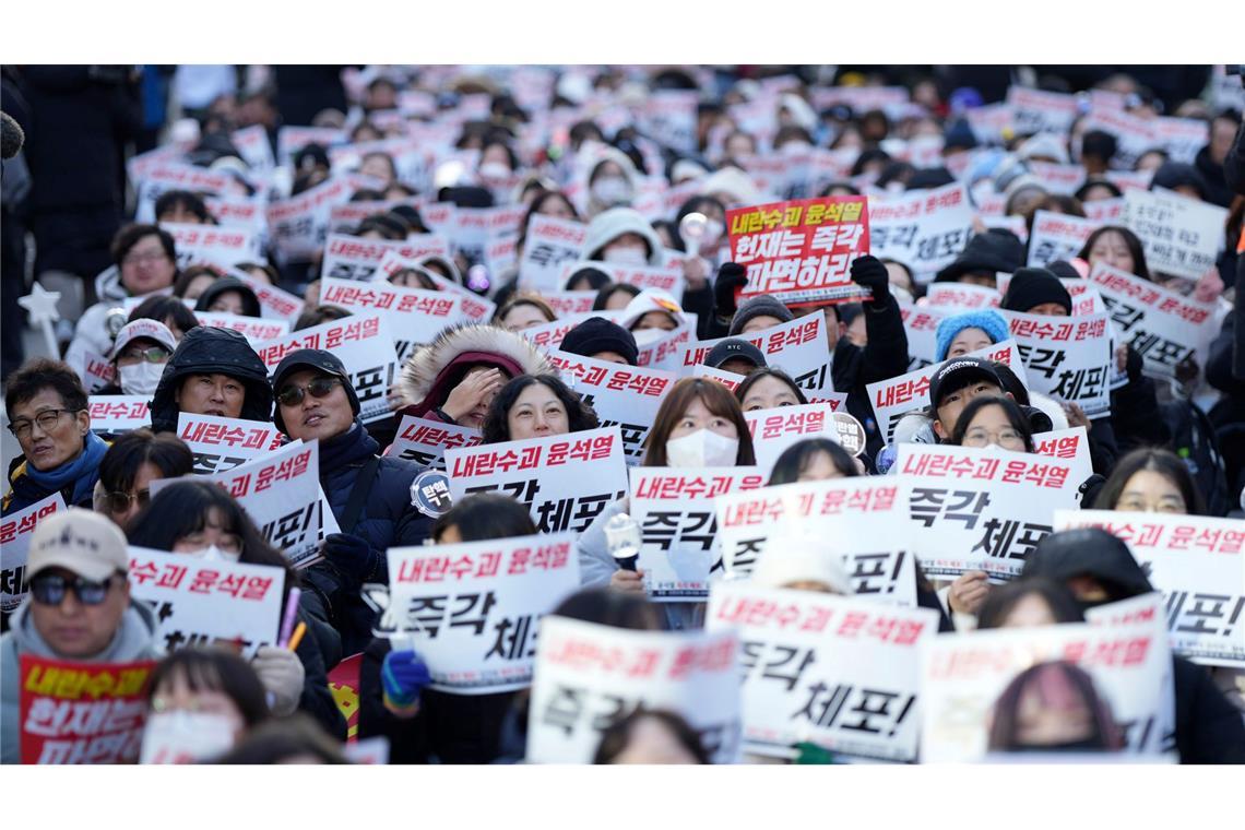 Ermittler laden Südkoreas Präsident Yoon persönlich vor Demonstranten fordern das Verfassungsgericht auf, den Präsidenten endgültig abzusetzen.