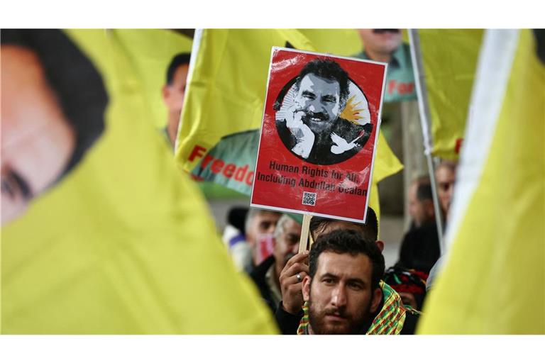 Demonstranten fordern die Freilassung Öcalans. (Archivbild)
