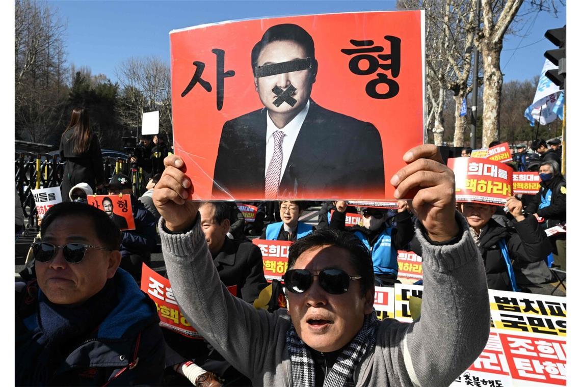 Demonstranten fordern die Todesstrafe für den Ex-Präsidenten.