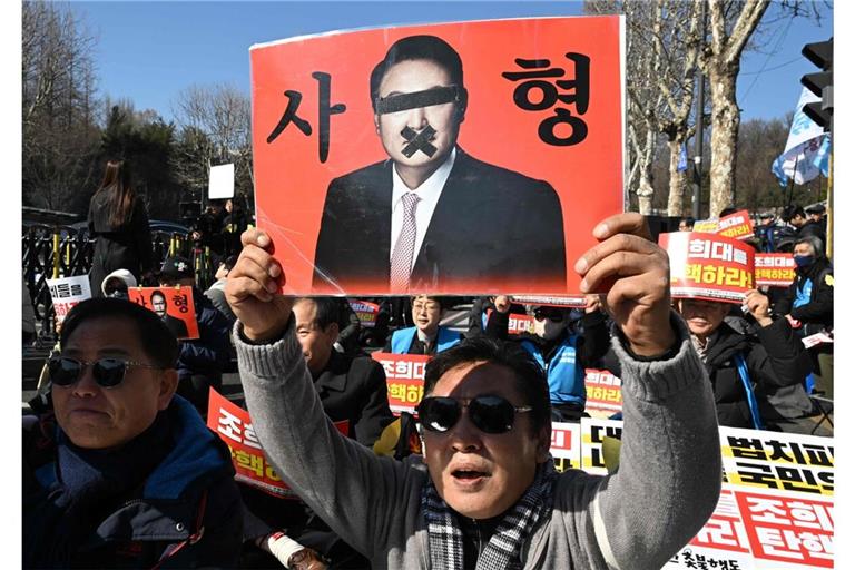 Demonstranten fordern die Todesstrafe für den Ex-Präsidenten.