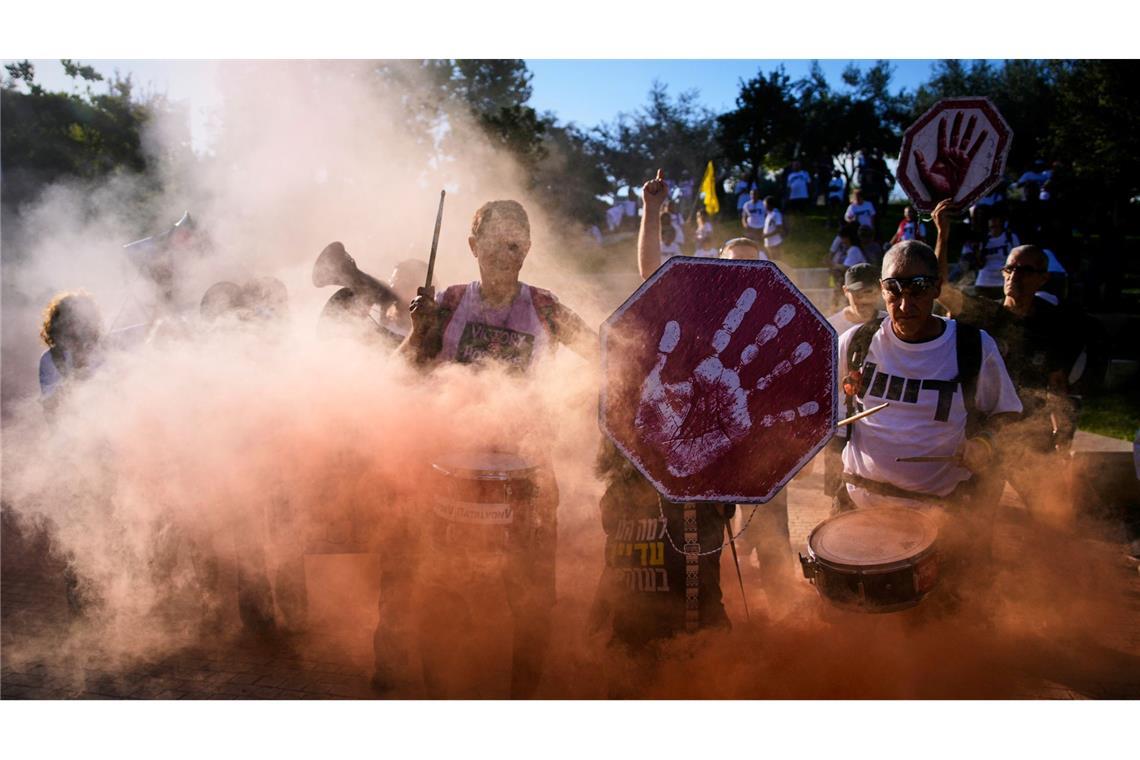 Demonstranten fordern in Jerusalem die sofortige Freilassung aller von der Hamas festgehaltenen Geiseln und ein Ende des Krieges im Gazastreifen.