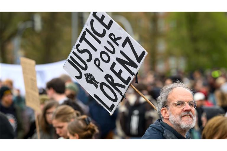 Demonstranten forderten bei der Kundgebung Gerechtigkeit und Aufklärung.