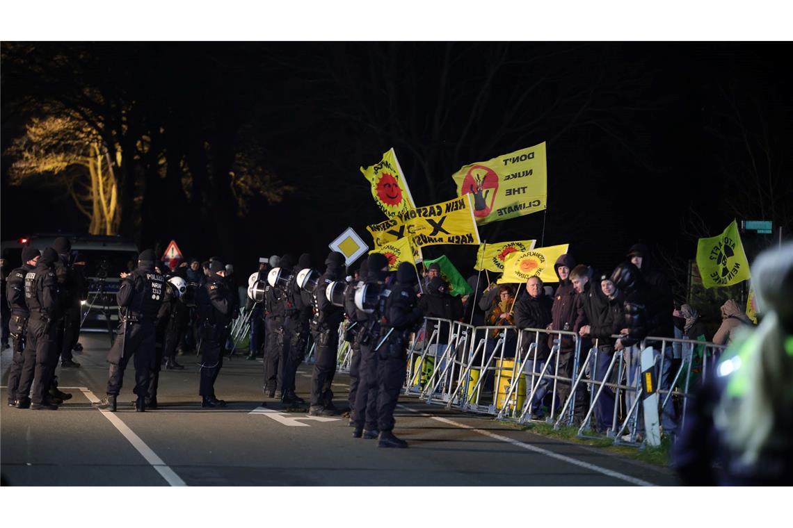 Demonstranten haben sich in Ahaus entlang der Route des Konvois postiert.