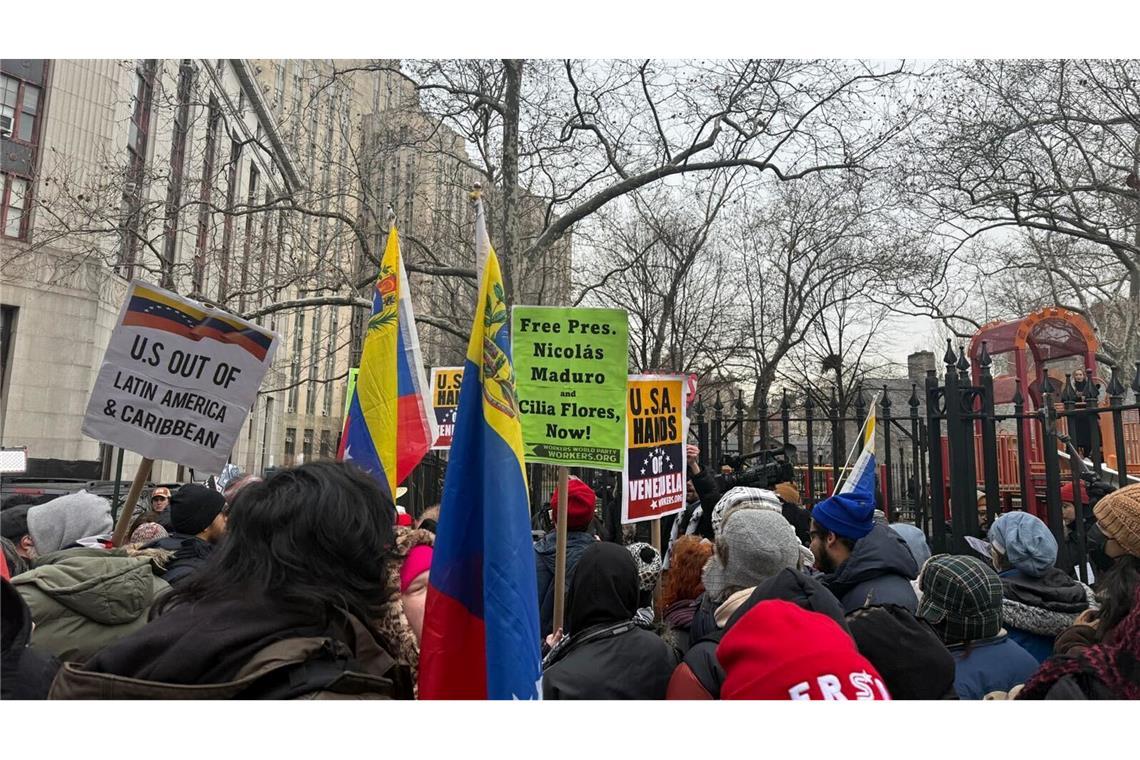 Demonstranten haben sich vor dem Gerichtsgebäude versammelt.