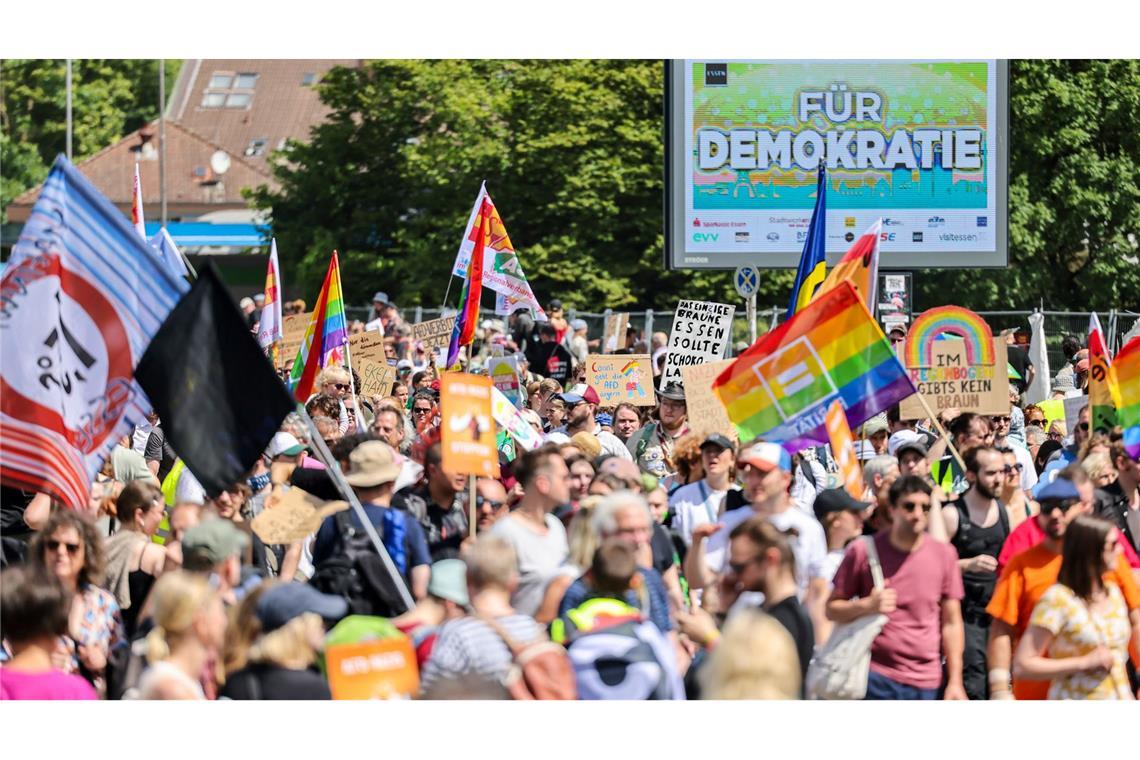 Zufriedenheit mit der deutschen Demokratie nimmt stark ab Demonstranten halten bei einer Kundgebung gegen den AfD-Bundesparteitag in Essen eine Tafel mit der Aufschrift "Für Demokratie" hoch. (Archivbild)