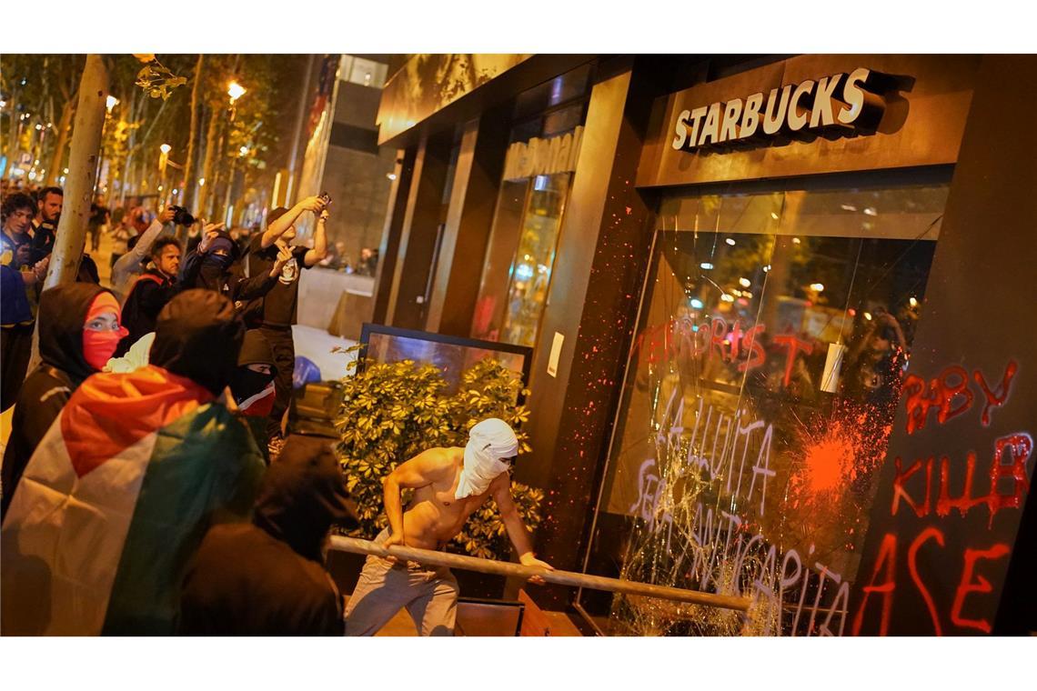 Streiks und Demos in Spanien gegen Israel wegen Gaza Demonstranten in Barcelona griffen Geschäfte und Restaurants an, denen sie eine Unterstützung Israels vorwerfen.