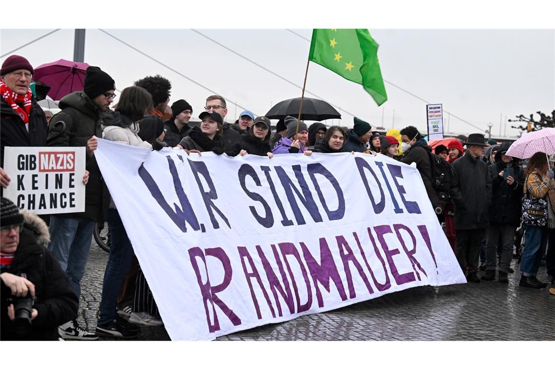 Zehntausende bei Demos nach Unions-Migrationsantrag Demonstranten in Düsseldorf protestieren gegen die Abstimmung der Union mit der AfD.