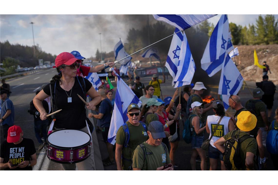 Demonstranten in Israel fordern die Freilassung der Hamas-Geiseln.