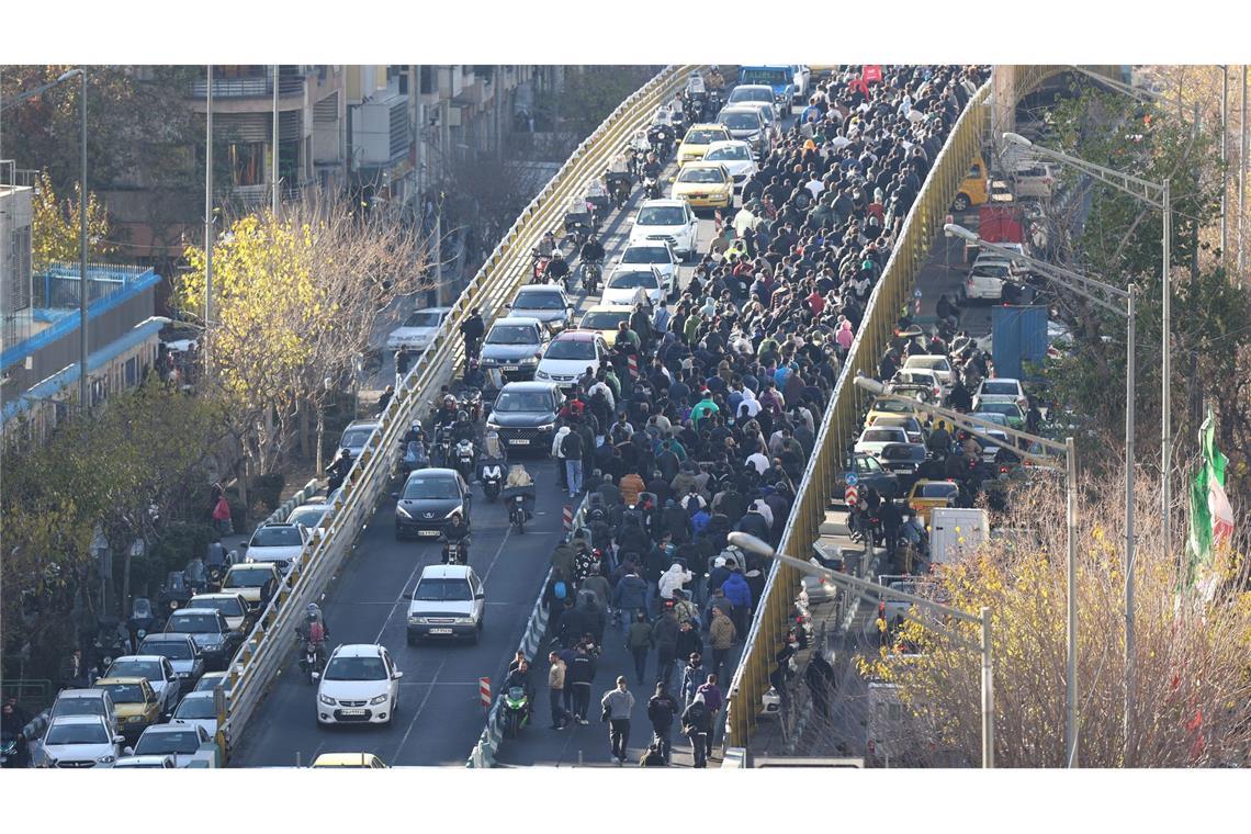 Demonstranten marschieren in der Innenstadt von Teheran bei einem Protest gegen die schlechten wirtschaftlichen Bedingungen.