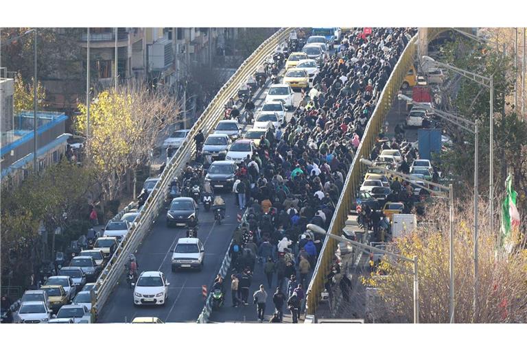 Demonstranten marschieren in der Innenstadt von Teheran bei einem Protest gegen die schlechten wirtschaftlichen Bedingungen.