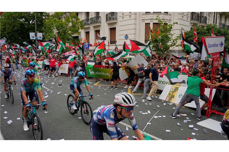 Demonstranten mit palästinensischen Fahnen sorgen bei der Vuelta für chaotische Zustände.
