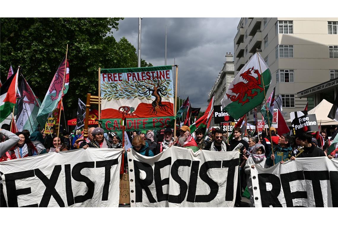 Demonstranten nehmen an einem Pro-Palästina-Marsch in London teil.