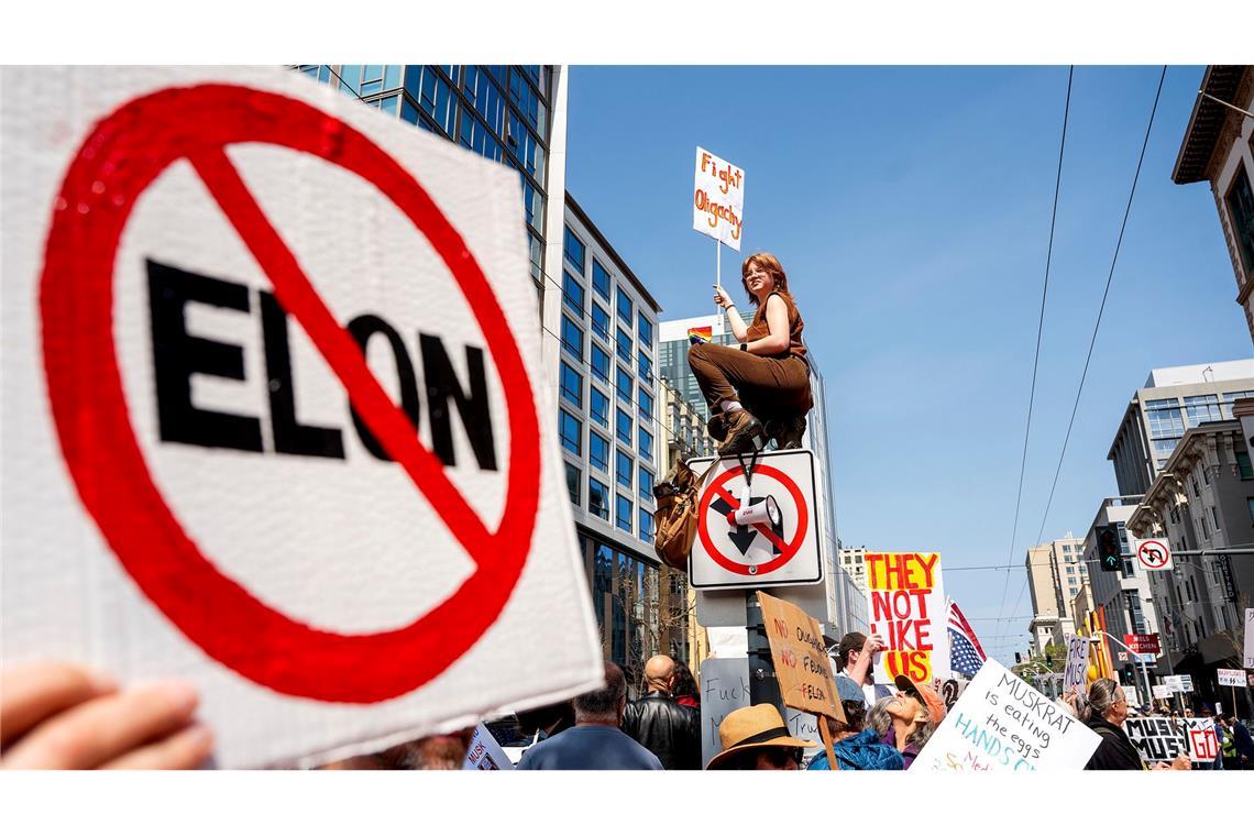 Bilder des Tages Demonstranten protestieren am globalen Protesttag "TeslaTakedown" gegen die Politik von Tesla-Unternehmer Elon Musk vor einem Tesla-Laden in San Francisco.