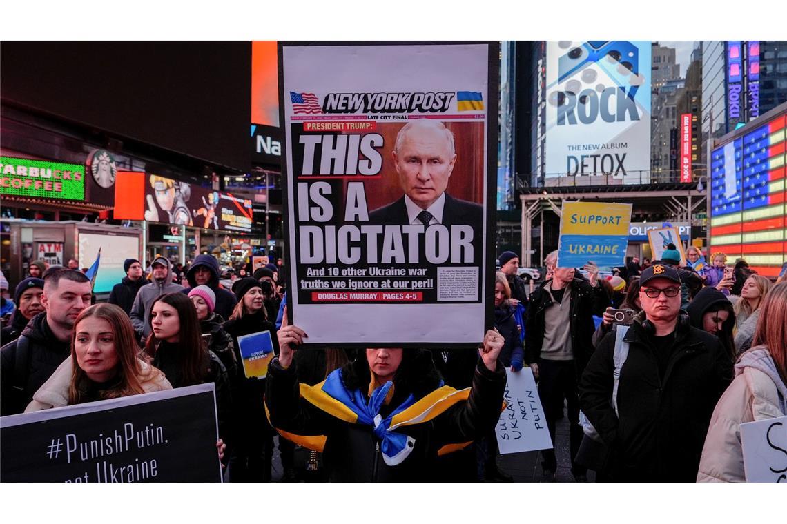 Bilder des Tages Demonstranten protestieren in New York auf dem Times Square gegen den Krieg in der Ukraine.