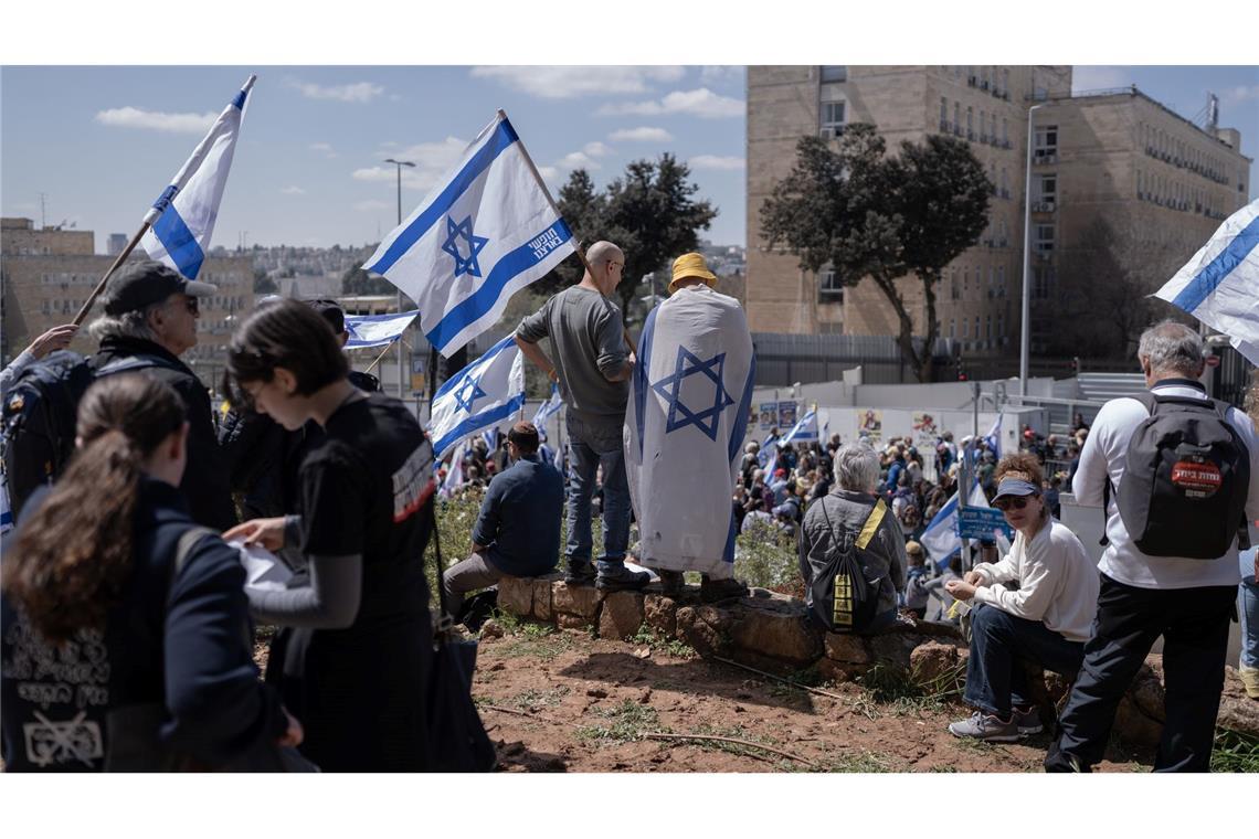 Bilder des Tages Demonstranten protestieren vor dem Büro des israelischen Ministerpräsidenten in Jerusalem.