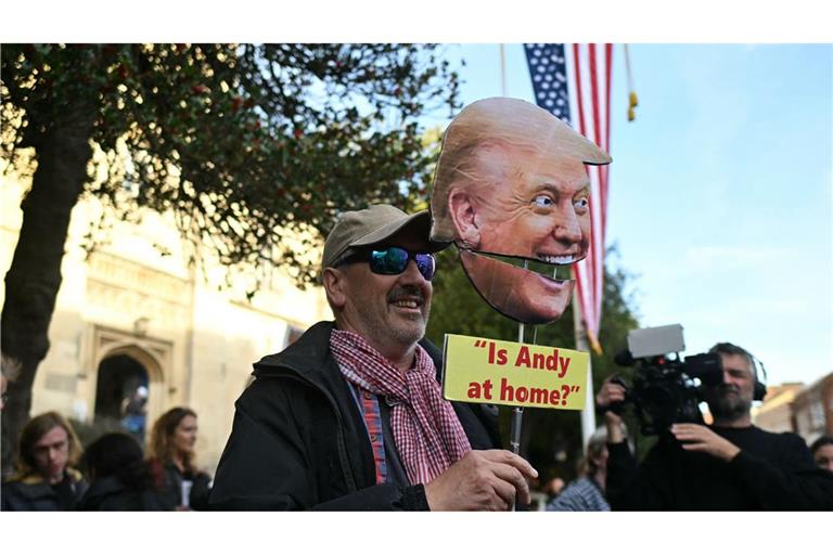 Demonstranten protestieren vor dem Schloss Windsor gegen den Besuch von Donald Trump.