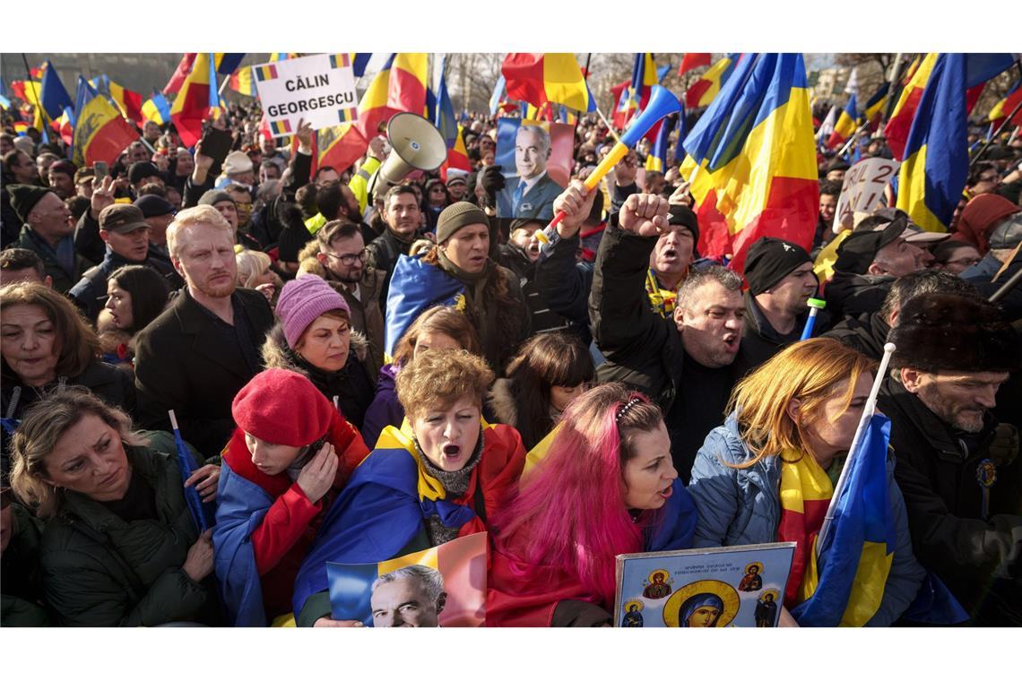 Präsidentschaftswahl in Rumänien wird im Mai wiederholt Demonstranten protestierten gegen die Entscheidung, die der ersten Runde der Präsidentenwahl zu annullieren.