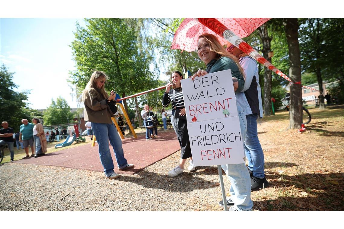 Demonstranten protestierten unter anderem mit einem Plakat, auf dem «Der Wald brennt und Friedrich pennt» stand. 