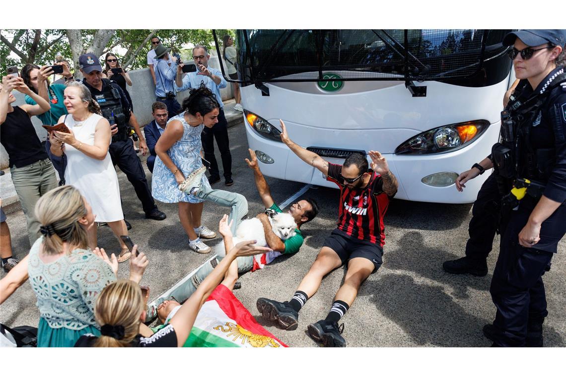 Demonstranten protestierten, während der Bus mit iranischen Spielerinnen und Mitarbeitern abfuhr.