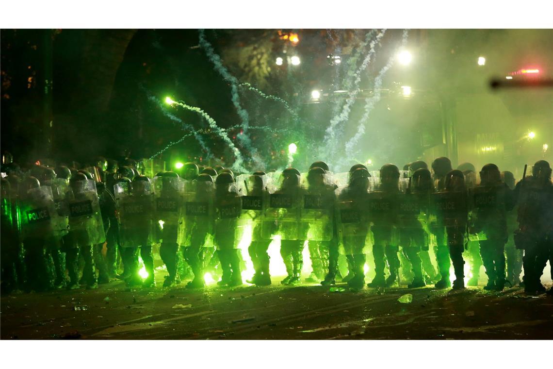 Bilder des Tages Demonstranten setzen Feuerwerkskörper gegen die Polizei in Tiflis ein