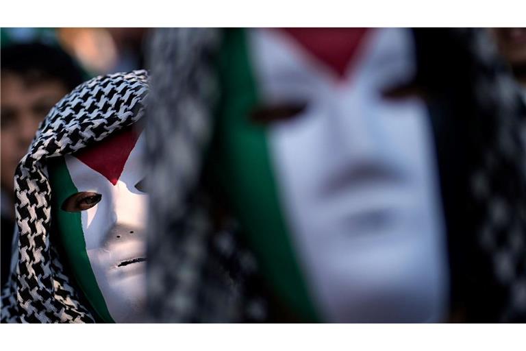 Demonstranten skandieren Slogans während einer Demonstration vor dem US-Konsulat in Istanbul, um ihre Solidarität mit den Palästinensern angesichts des anhaltenden Krieges in Gaza zu bekunden.
