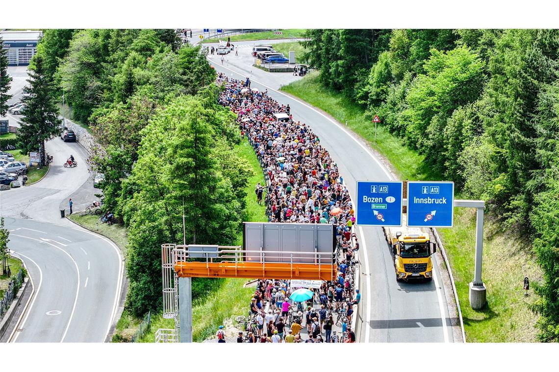 Demonstranten statt Autos - zahlreiche Menschen protestieren bei der Autobahn-Auffahrt des Brenners in Matrei am Brenner in Fahrtrichtung Norden gegen die Verkehrsflut am Brenner.