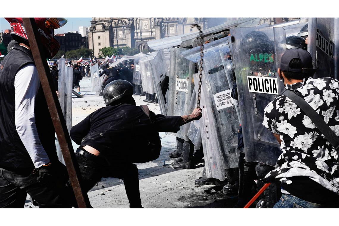 Demonstranten stürmen gegen die Polizei an während eines Marsches von Jugendlichen gegen die Regierung in Mexiko-Stadt.
